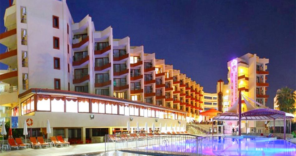 Pohled na hotel a bazén