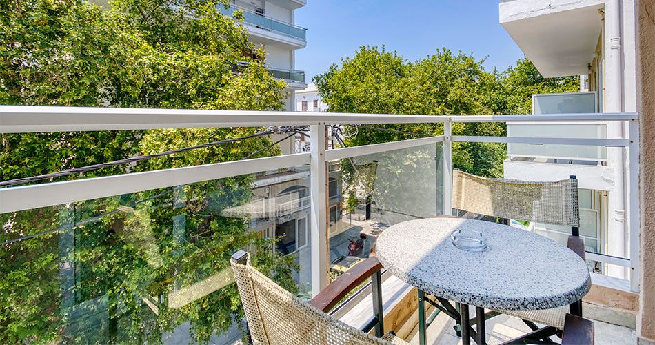 Balkon hotelového pokoje