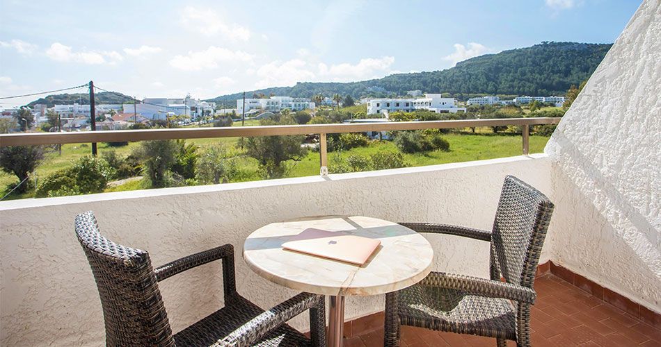 Balkon hotelového pokoje