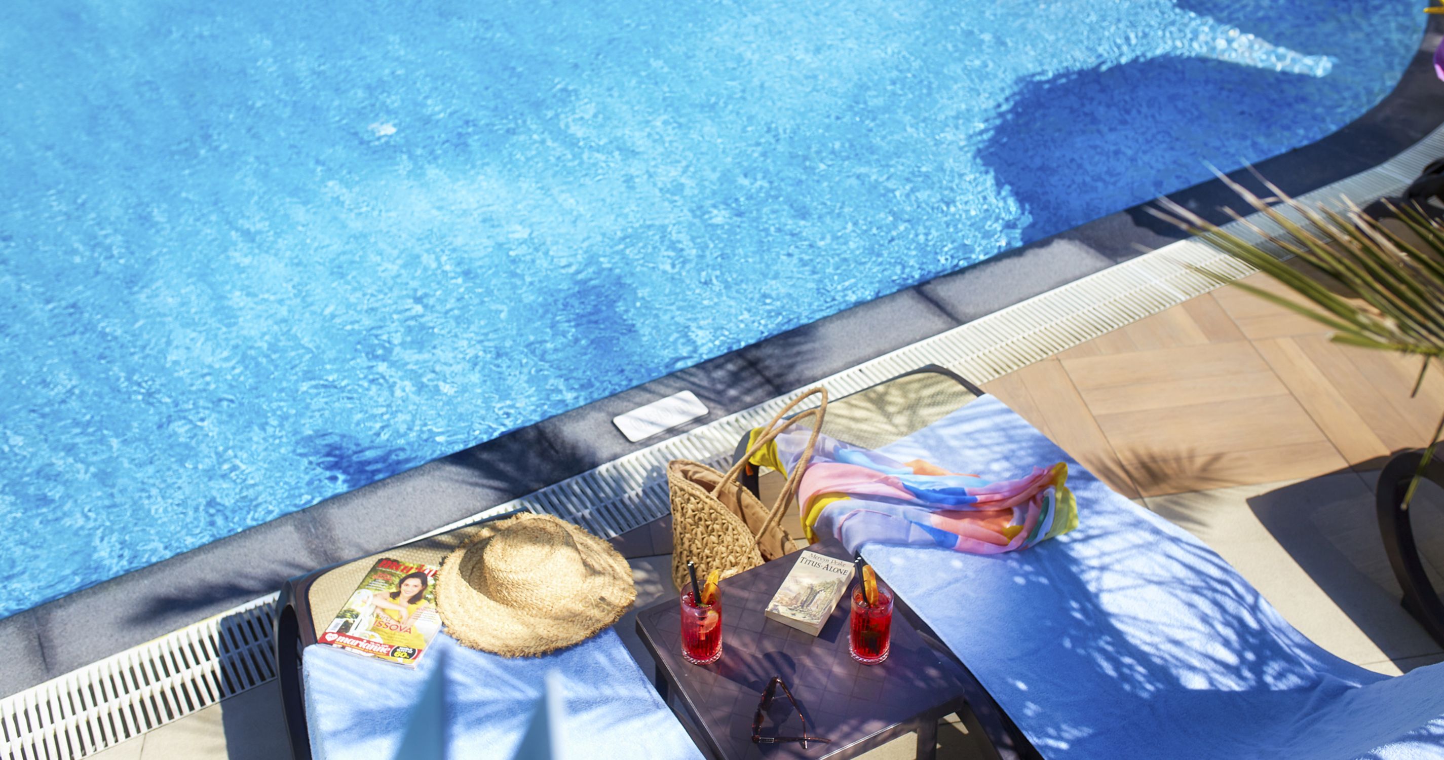 Lehátka u bazénu