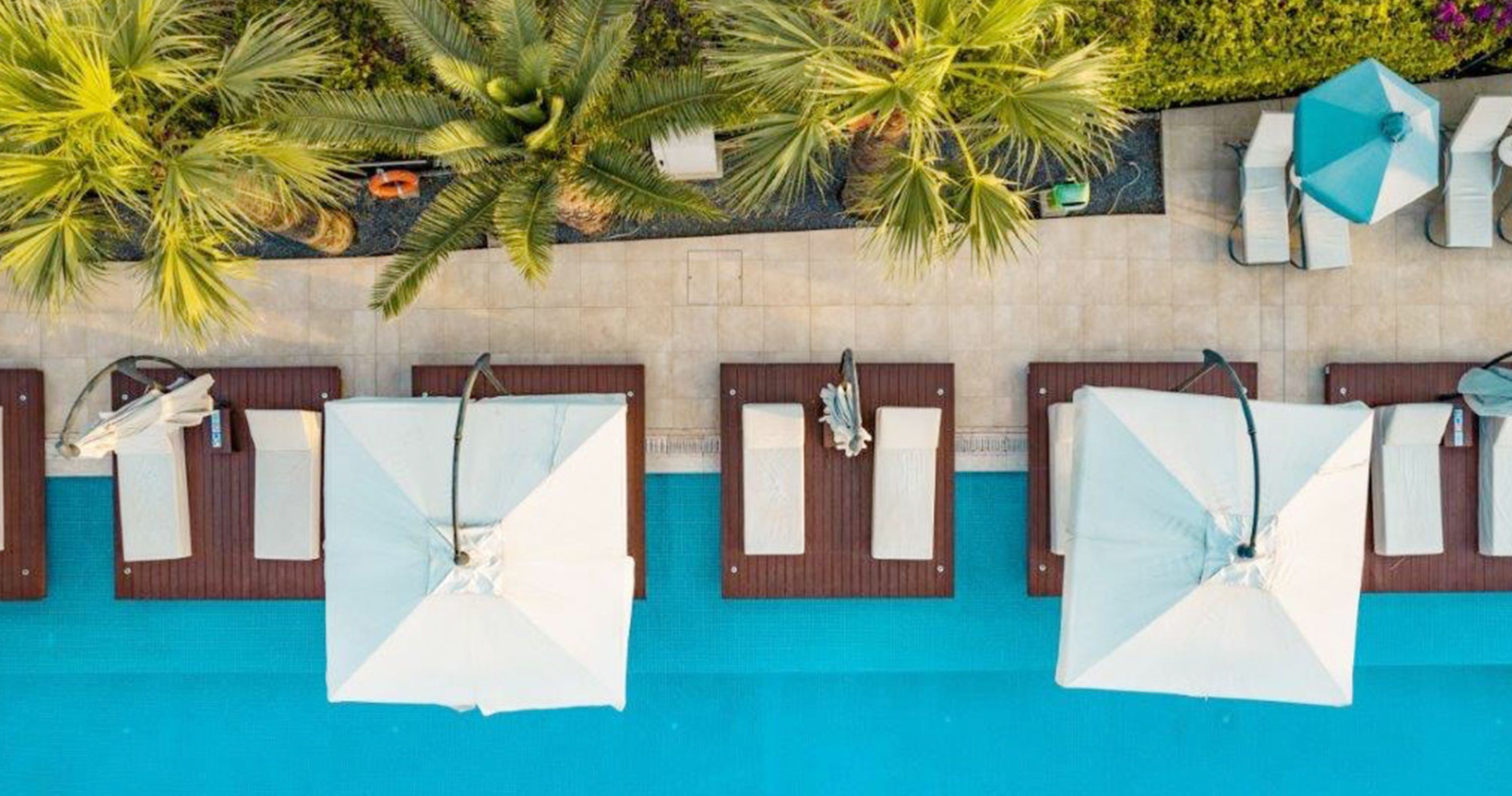 Luxusní postele u bazénu