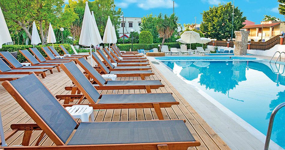 Lehátka u bazénu