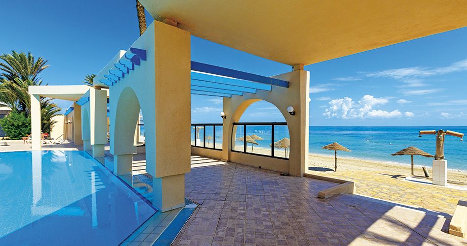 Pohled na bazén a pláž