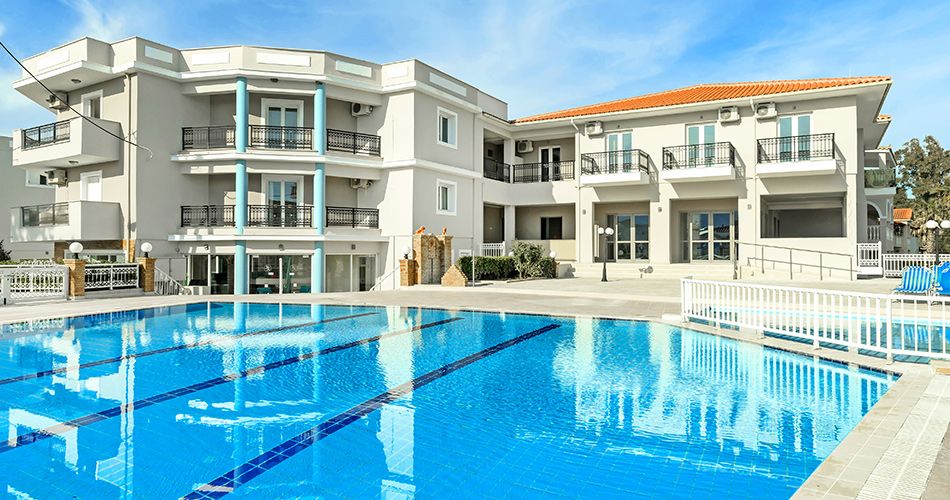 Bazén v hotelu Karras