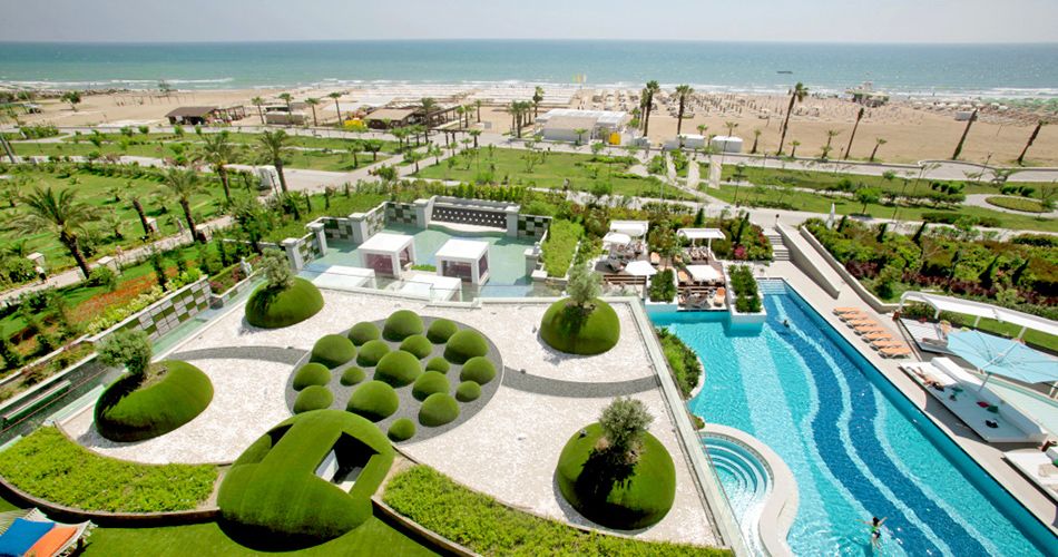 Pohled na bazén a pláž