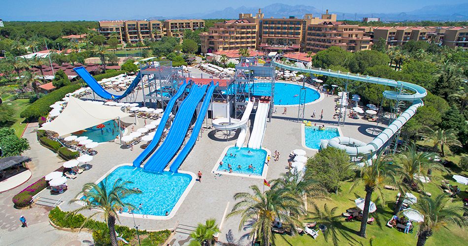 Pohled na hotel a bazén