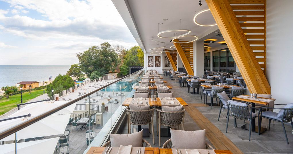 Terasa přístupná z restaurace