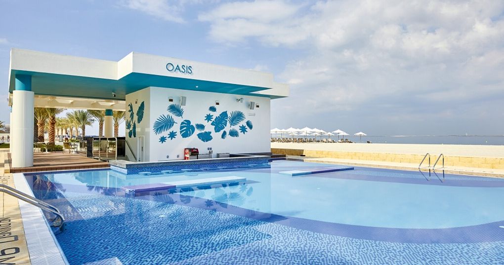 Bar przy basenie typu swim up