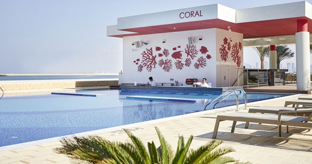 Bar przy basenie typu swim up