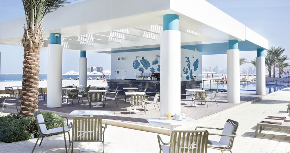 Bar przy basenie typu swim up