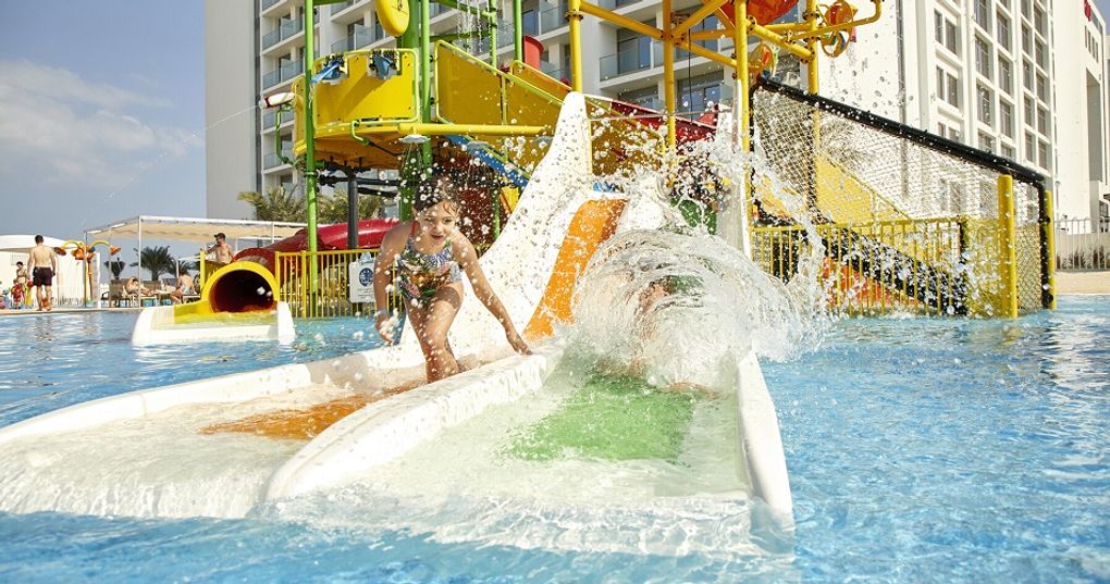 Basen dla dzieci ze zjeżdżalniami