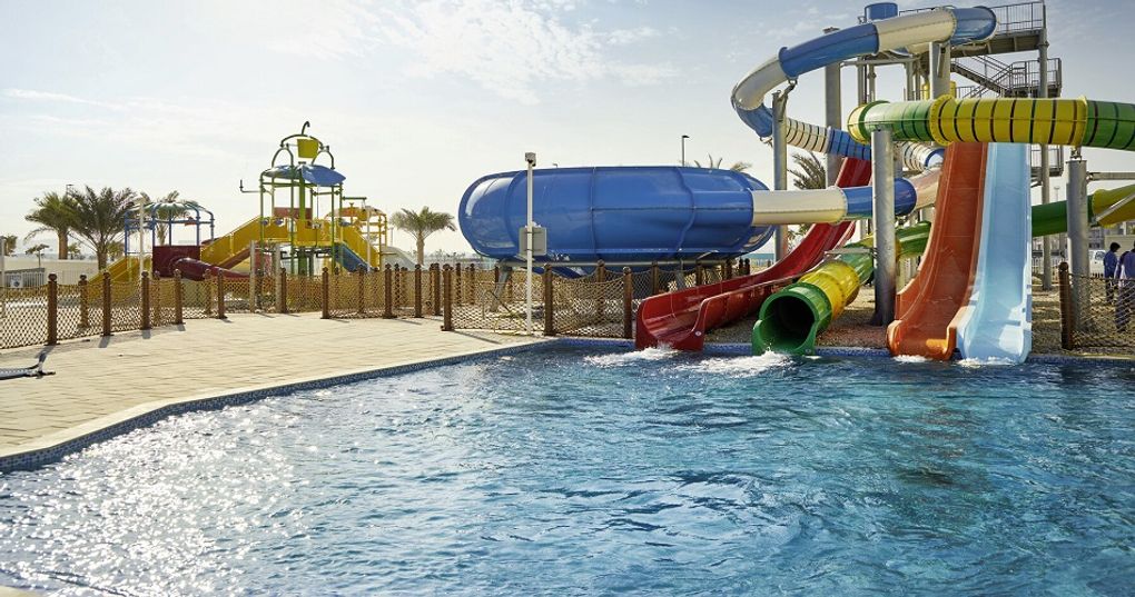 Basen ze zjeżdżalniami