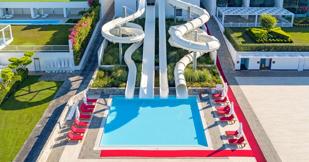 Basen ze zjeżdżalniami