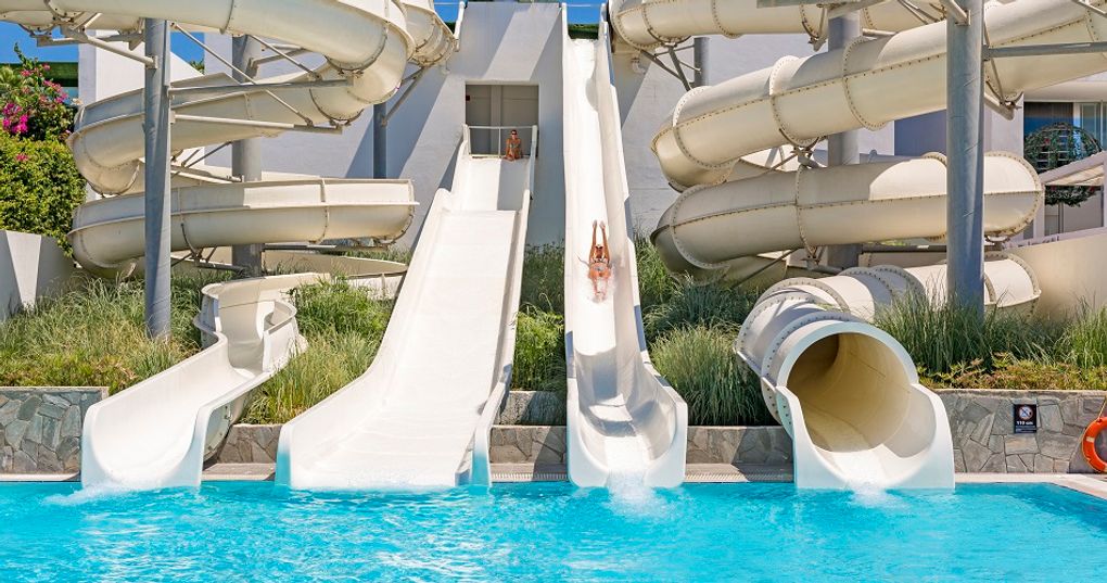 Basen ze zjeżdżalniami