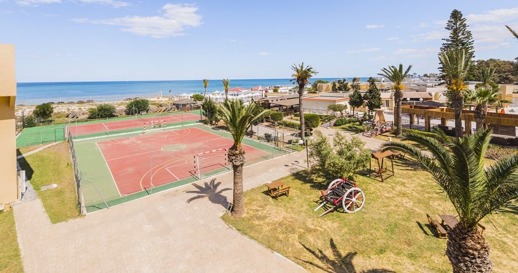 Boisko i kort tenisowy