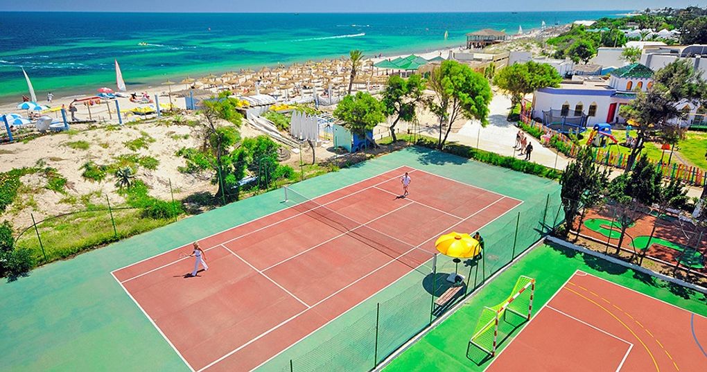 Boisko i kort tenisowy