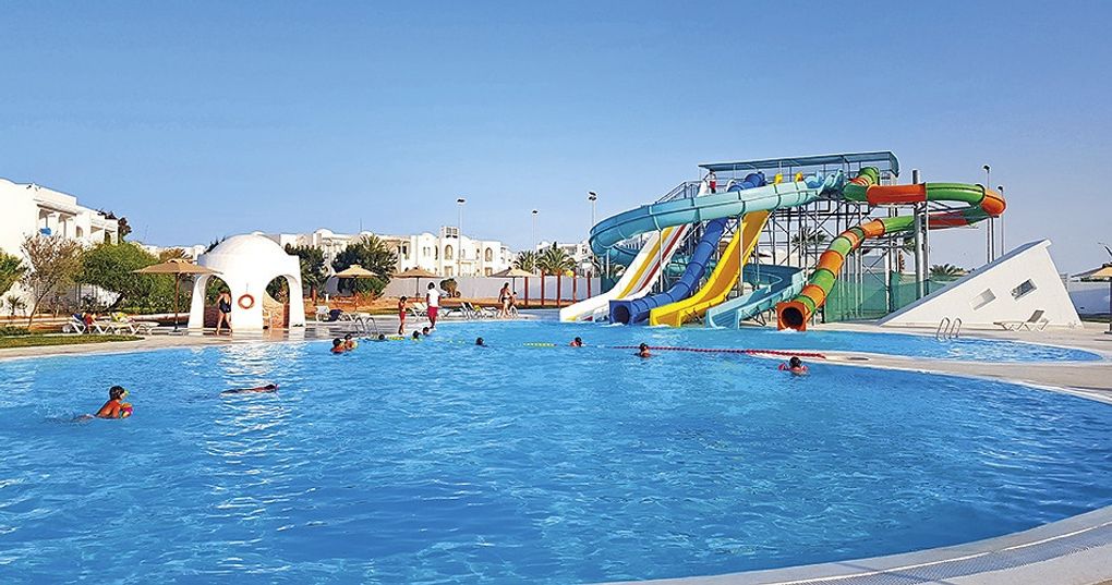 Basen ze zjeżdżalniami