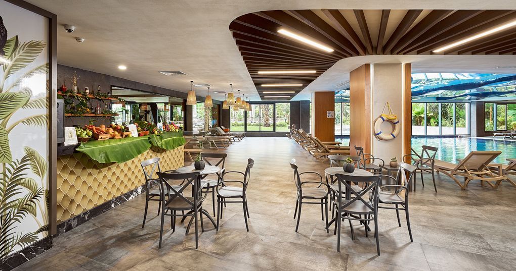 Bar przy basenie wewnętrznym