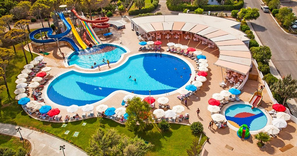 Basen ze zjeżdżalniami