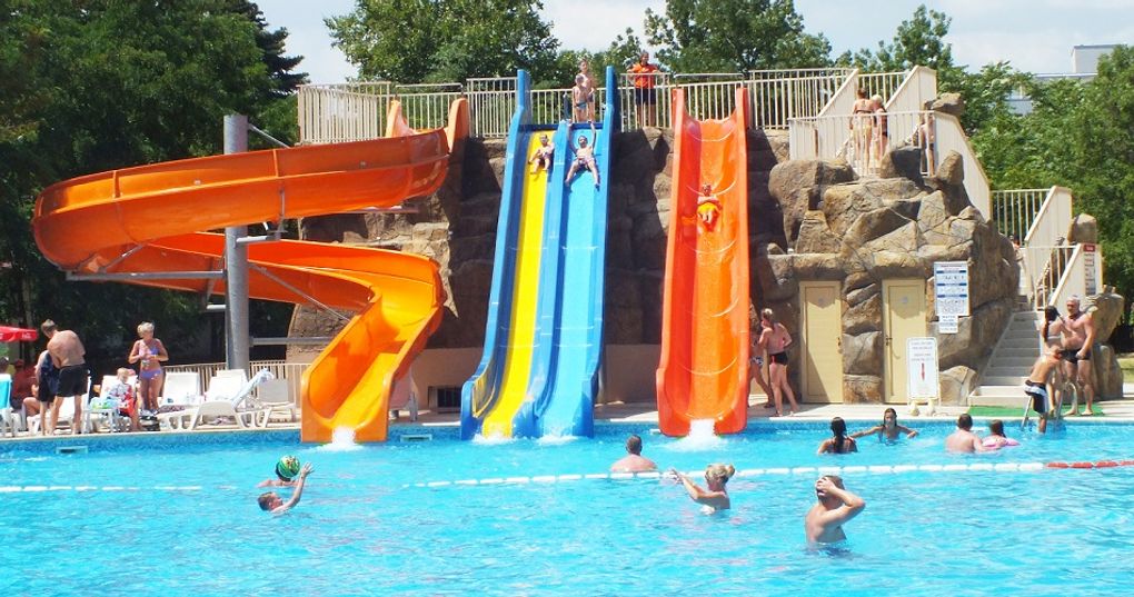 Basen ze zjeżdżalniami