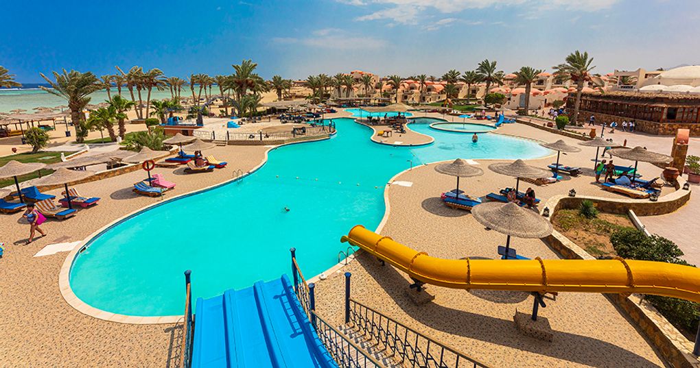 Basen ze zjeżdżalniami