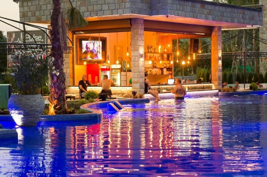 Pool bar