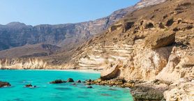 Ománské pobřeží nabízí jemný písek i drsná skaliska