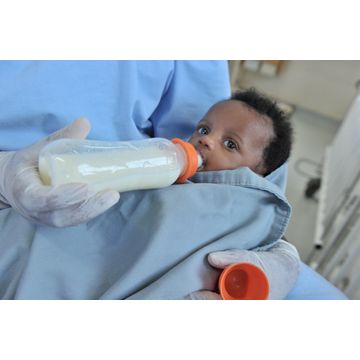 Teplé mléko proti podvýživě