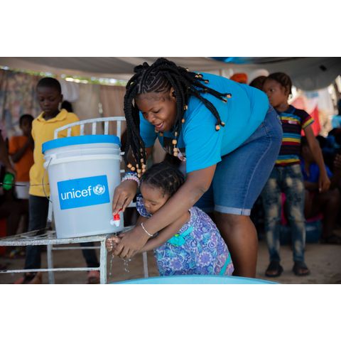 Pitná voda a mýdla pro 3 děti