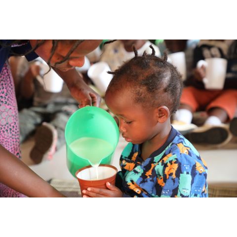 Teplé mléko proti podvýživě