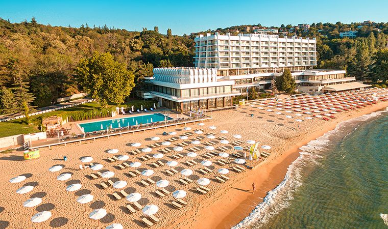 Hotel Palace Sunny Day