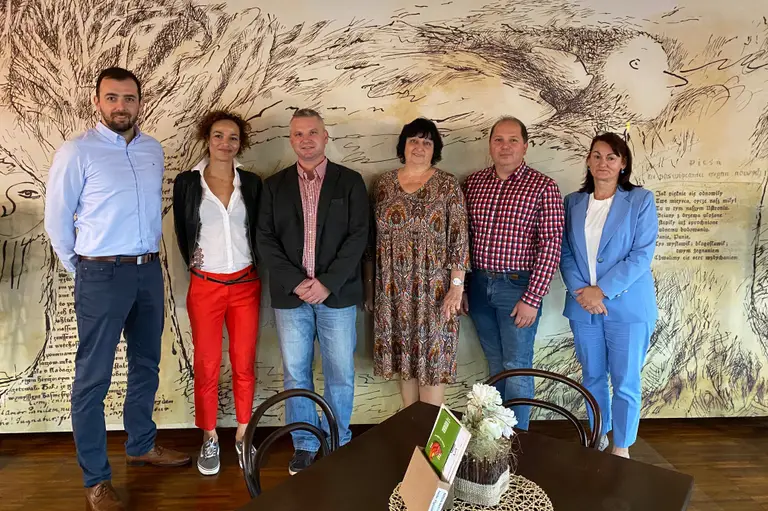 Zastupci Ostravaru a zastupci pedagogickeho sboru pri podpisu smlouvy