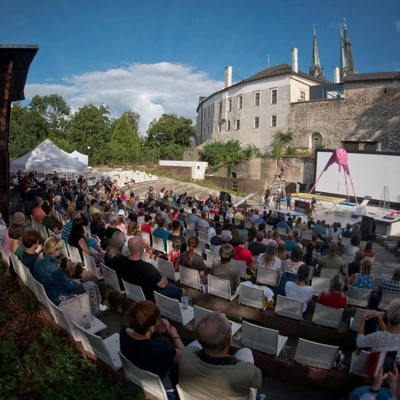 Divadlo na cucky v Olomouci - letní festival nového cirkusu Cirkuzkus v areálu Letního kina Olomouc